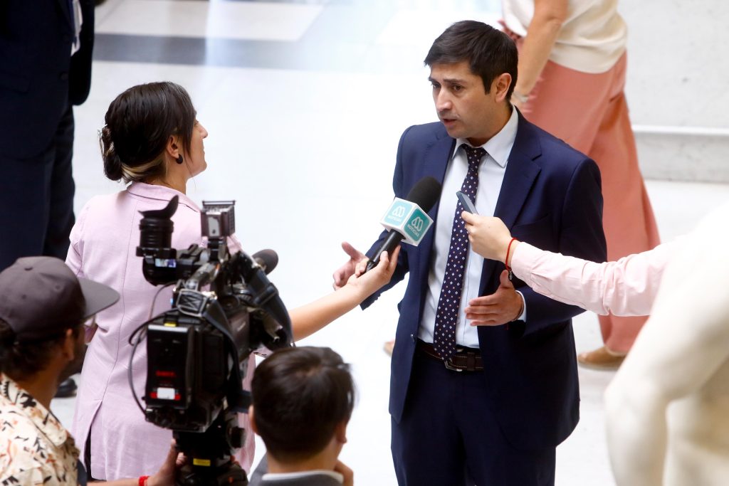 Senador Calisto impulsa proyecto de ley para aumentar permiso laboral por fallecimiento de hijos y cónyuges: «No podemos ser tan indolentes como Estado»