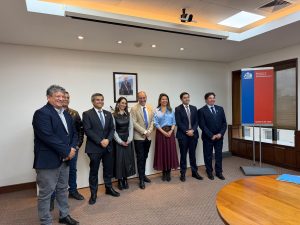 Senador Calisto tras reunión con Biministro de Obras Públicas y Transporte: “Necesitamos aumentar las frecuencias de viajes entre Cisnes y Quellón”