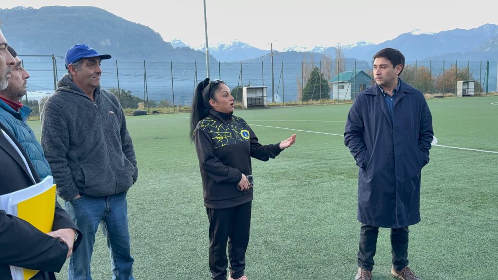 «No tenemos dónde reunirnos»: Dirigentes del Club San Miguel de Puerto Chacabuco acuden al senador Calisto por graves deficiencias en su estadio